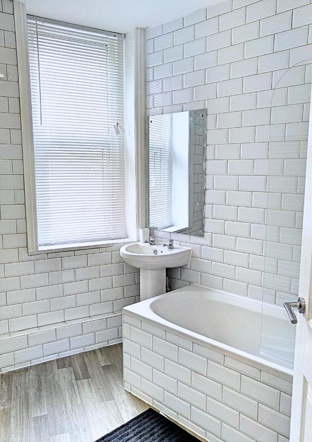 Entire Floor 2 Bedrooms On Westcliff 伯恩茅斯 外观 照片
